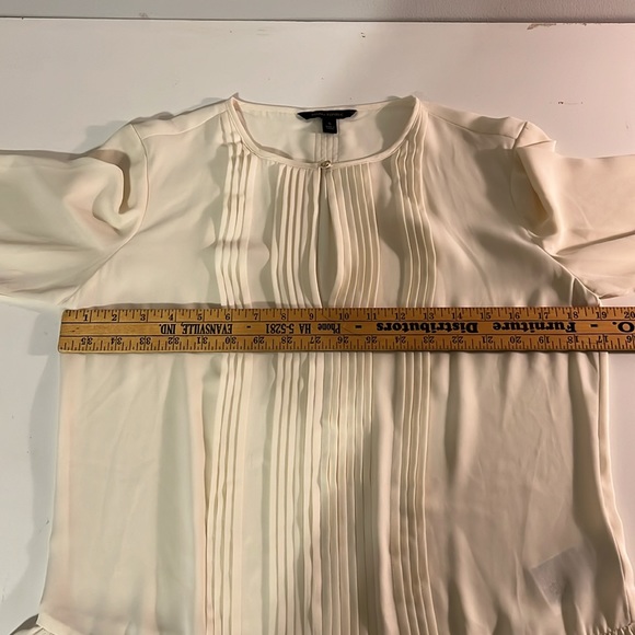 Banana Republic Blouse in Cream size Small-3/4 Length sleeve w/ Pleated front - Picture 3 of 7